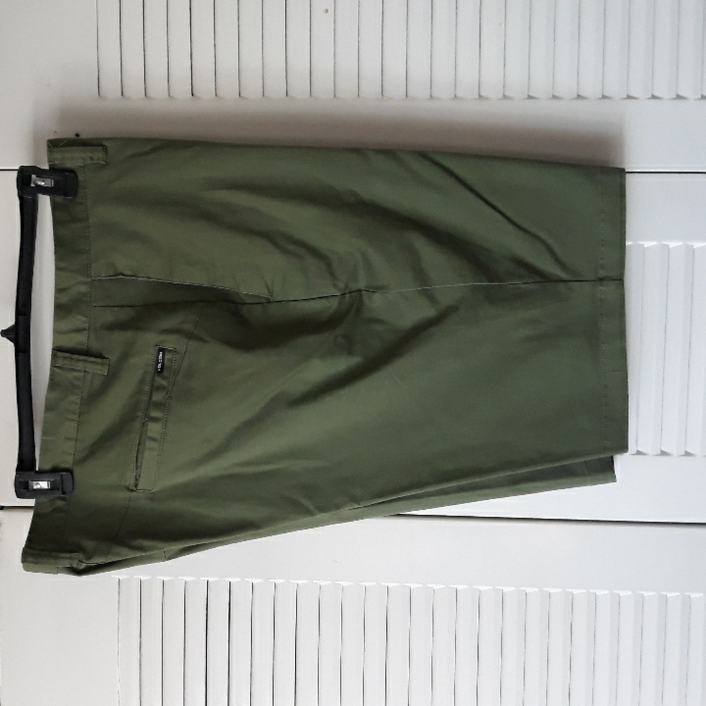 VALCOM MEN'S SHORT PANTS SIZE 40.